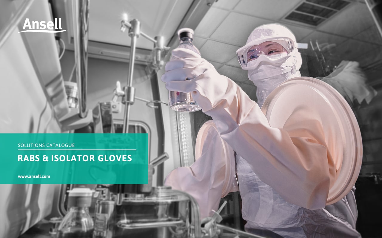 Wissenschaftler in einem Labor mit Handschuhen