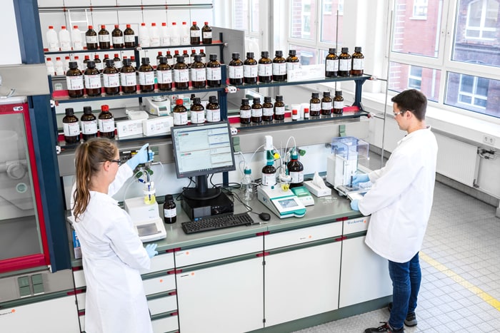 Wissenschaftler entwickeln Chemikalien im Labor