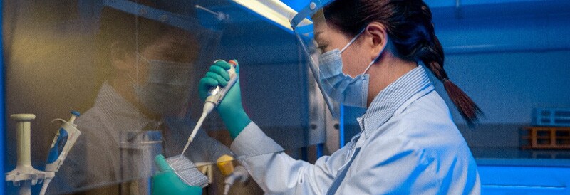 Welche Auswirkungen hat die Desinfektion mit Alkoholen auf Handschuhe?