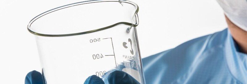 Überprüfen von Laborartikeln aus Glas auf Schäden 