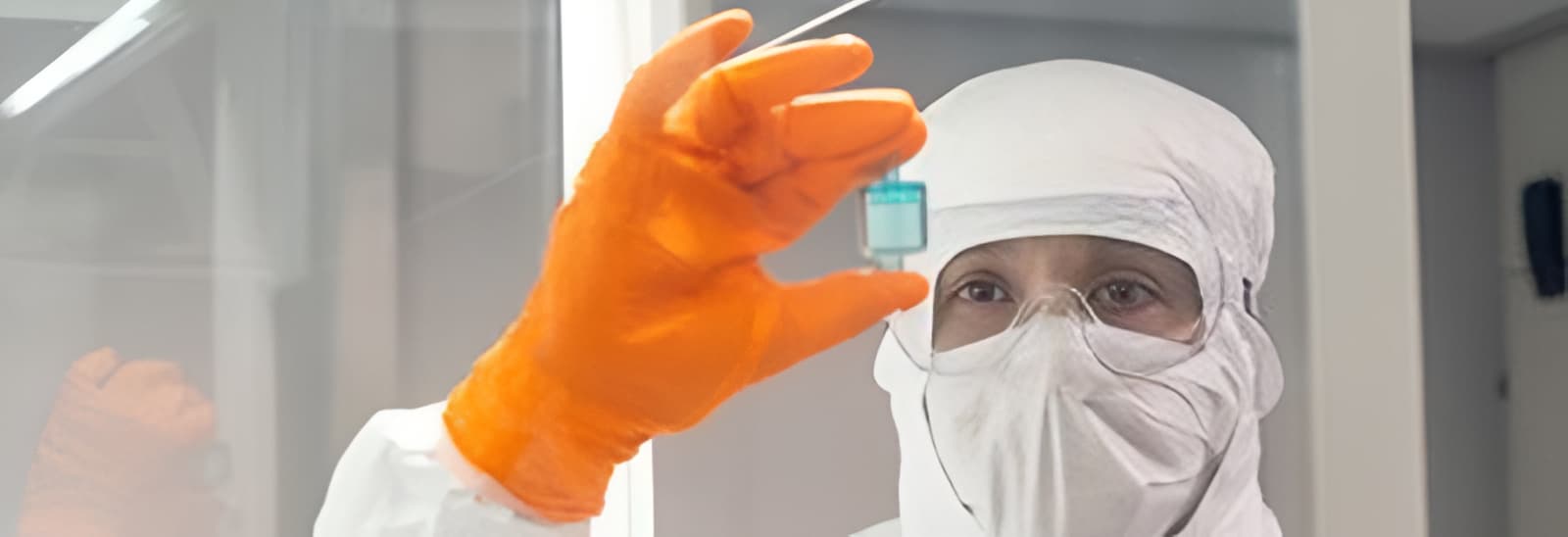 Entdecken Sie den DuPont Tyvek Isoclean Kapuzenoverall